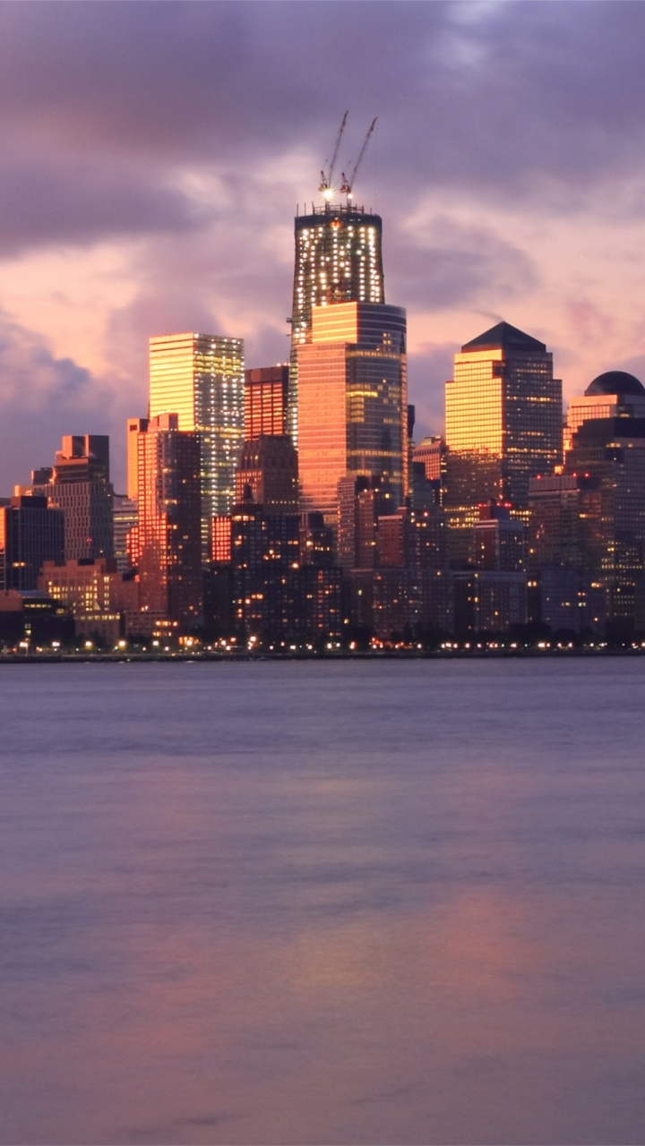 Horizon de la Ville à Travers le Plan D'eau Pendant la Nuit. Wallpaper in 720x1280 Resolution