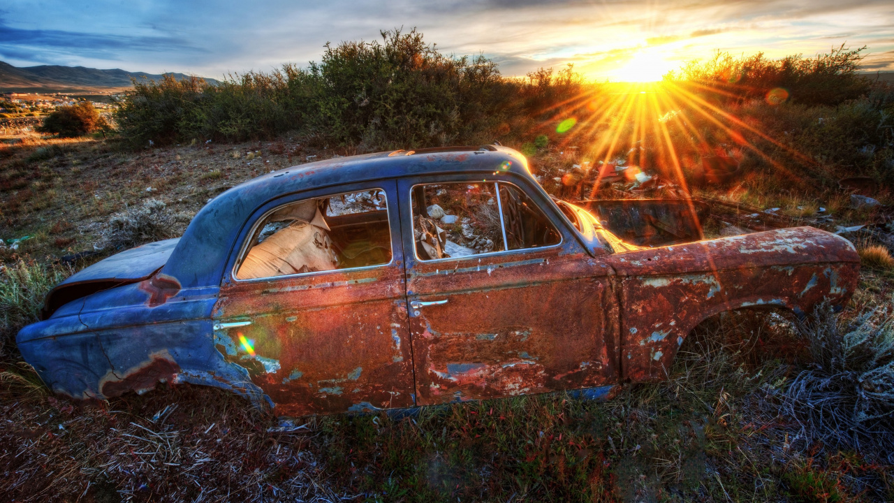 Brown Vintage Car on Green Grass Field During Sunset. Wallpaper in 1280x720 Resolution