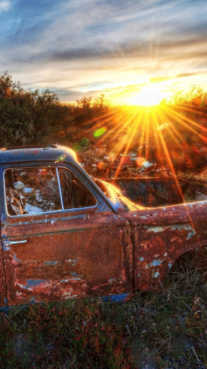 Brown Vintage Car Sur Terrain D'herbe Verte Pendant le Coucher du Soleil. Wallpaper in 720x1280 Resolution