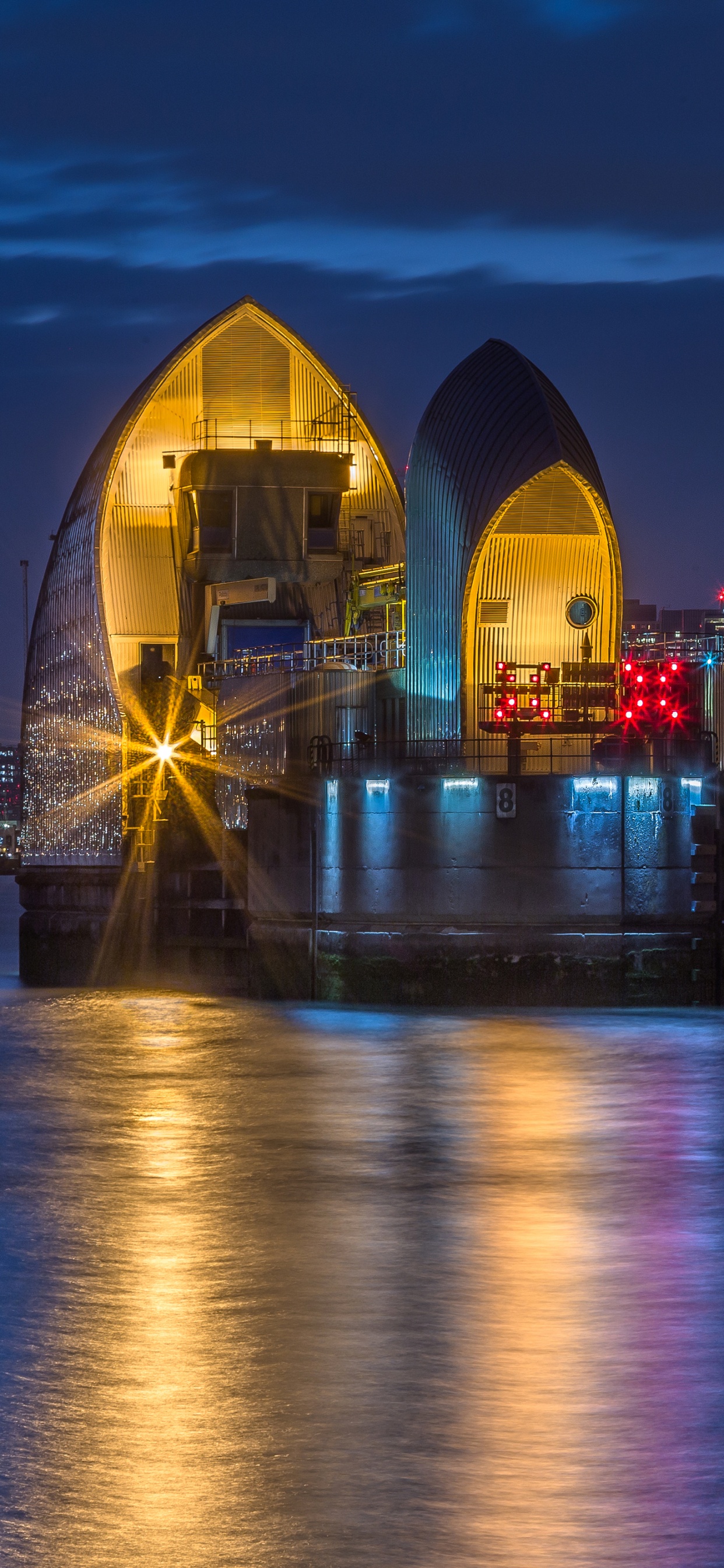 Weißes Und Schwarzes Gebäude in Der Nähe Eines Gewässers Während Der Nacht. Wallpaper in 1242x2688 Resolution