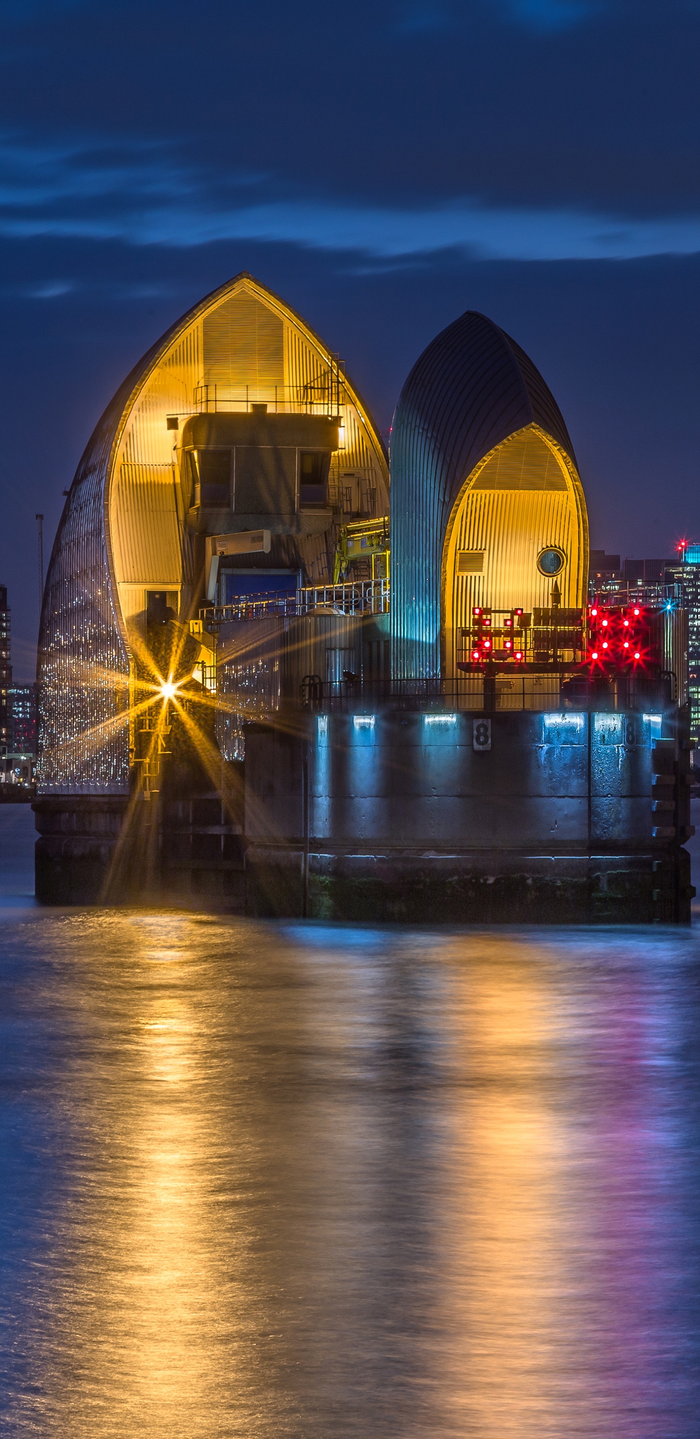 Edificio Blanco y Negro Cerca Del Cuerpo de Agua Durante la Noche. Wallpaper in 1440x2960 Resolution