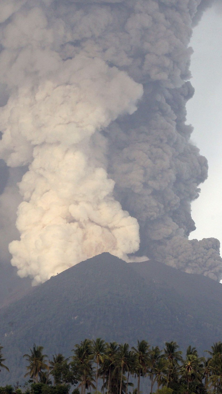 Schwarz-weißer Berg Unter Weißen Wolken Tagsüber. Wallpaper in 750x1334 Resolution