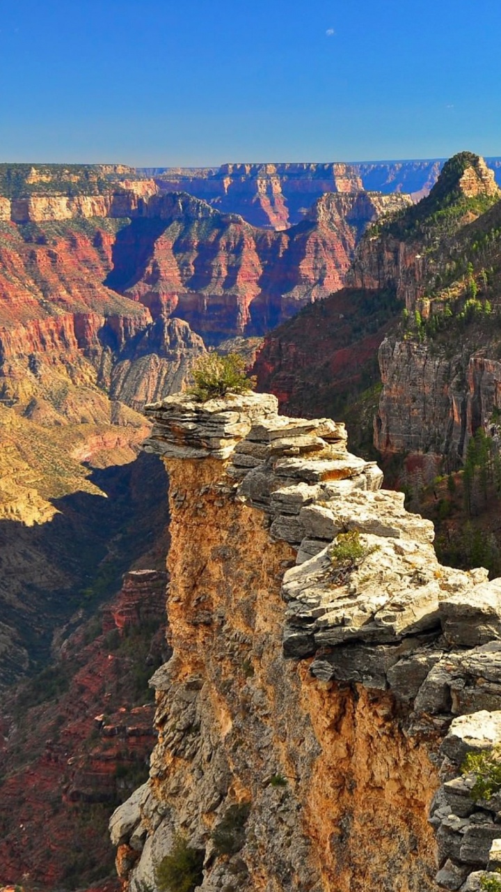 Montagne Rocheuse Brune Sous Ciel Bleu Pendant la Journée. Wallpaper in 720x1280 Resolution