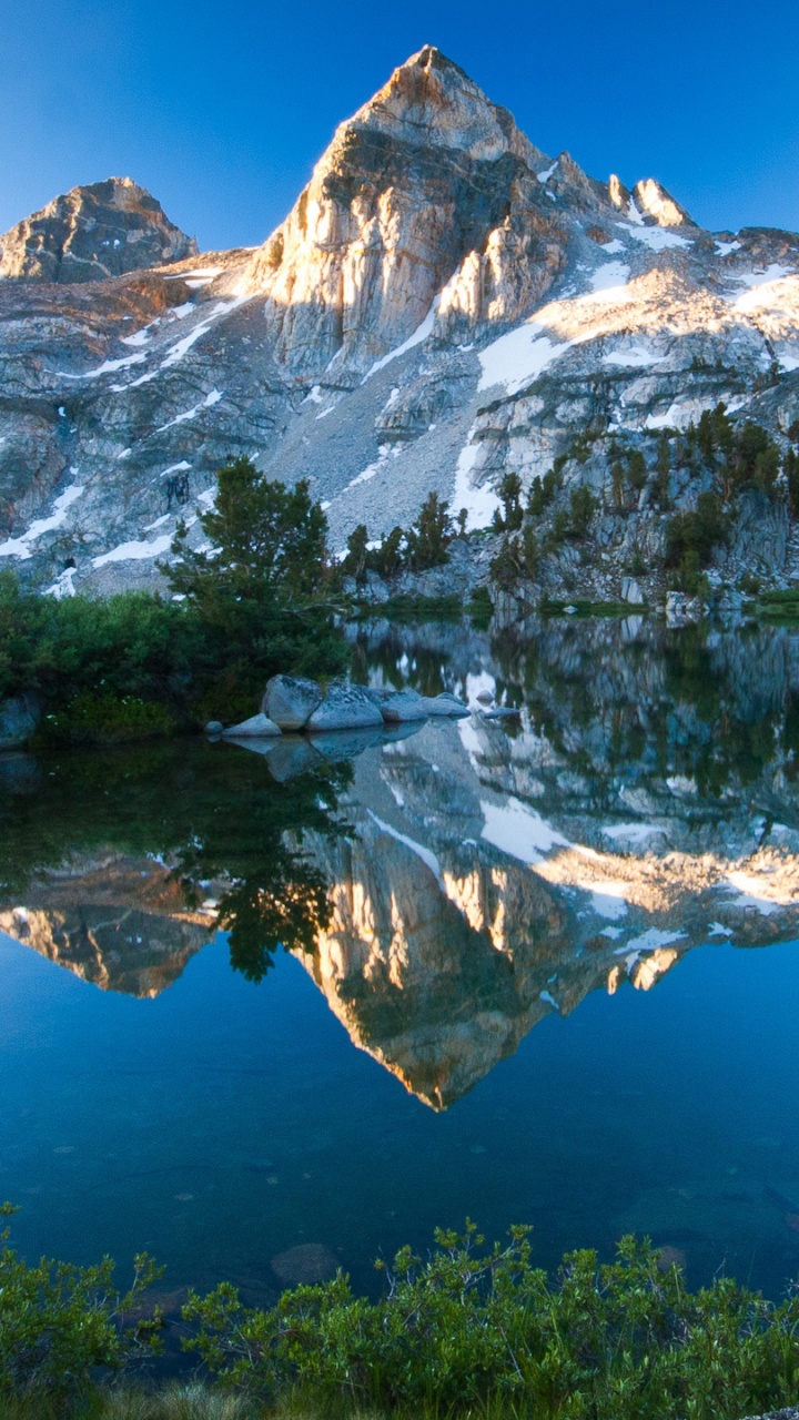 Montaña Cubierta de Nieve Cerca Del Lago Durante el Día. Wallpaper in 720x1280 Resolution