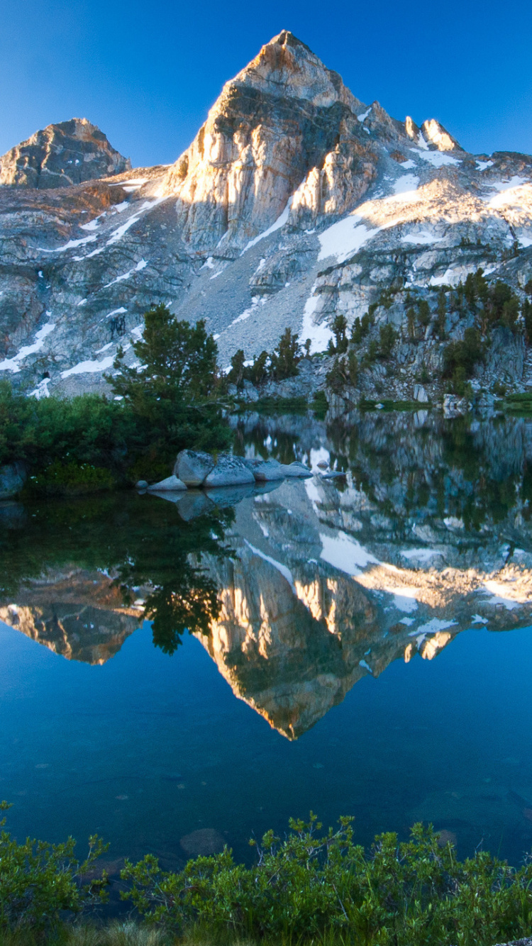 Schneebedeckter Berg in Der Nähe Des Sees Tagsüber. Wallpaper in 750x1334 Resolution