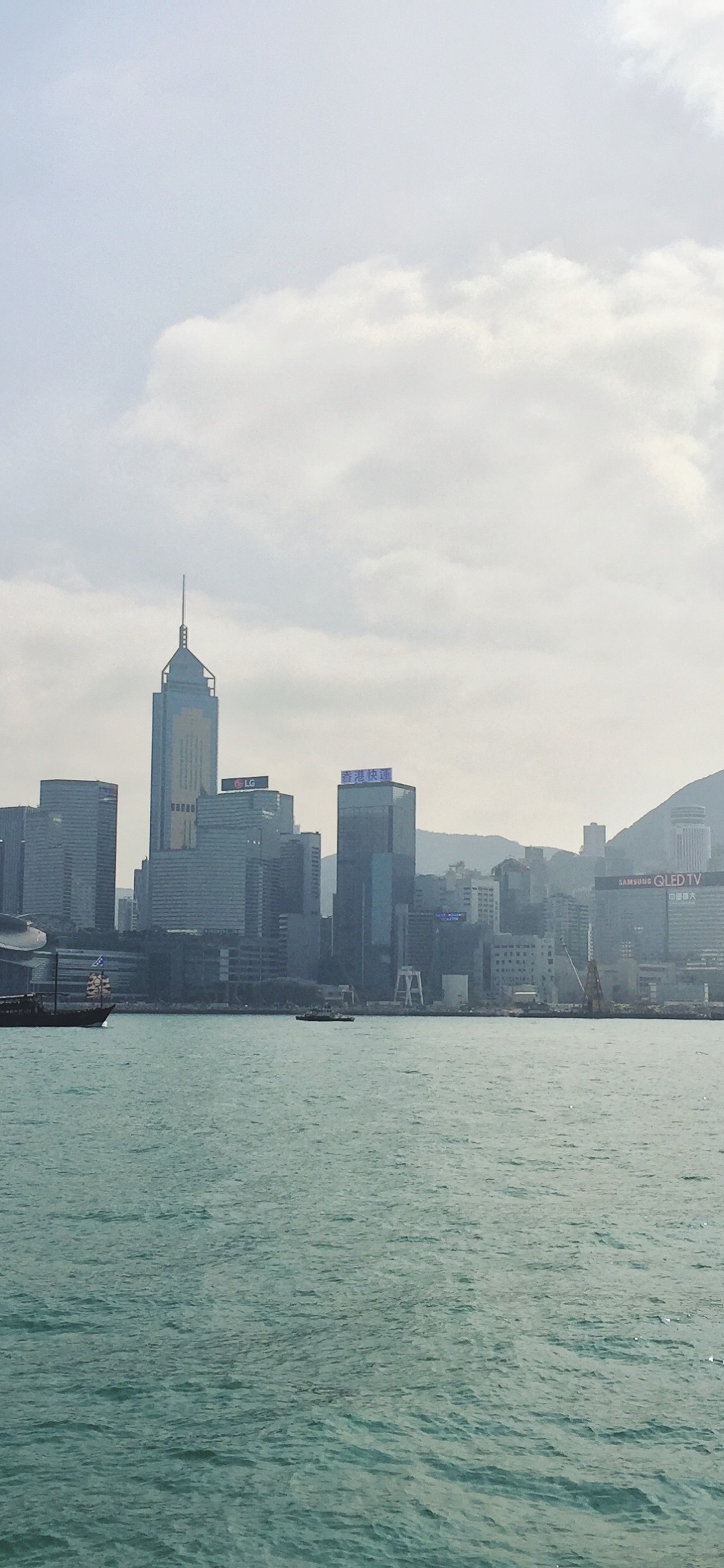 Hong Kong, Eau, Mer, Gratte-ciel, Ferry. Wallpaper in 1125x2436 Resolution
