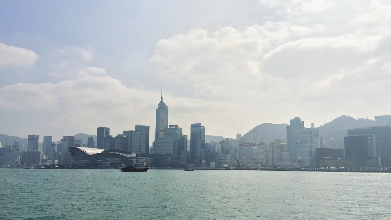 Hong Kong, Eau, Mer, Gratte-ciel, Ferry. Wallpaper in 1366x768 Resolution