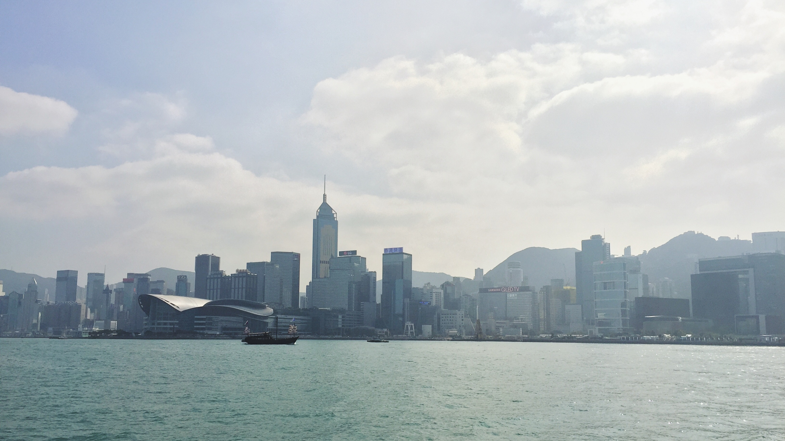 Hong Kong, Eau, Mer, Gratte-ciel, Ferry. Wallpaper in 2560x1440 Resolution