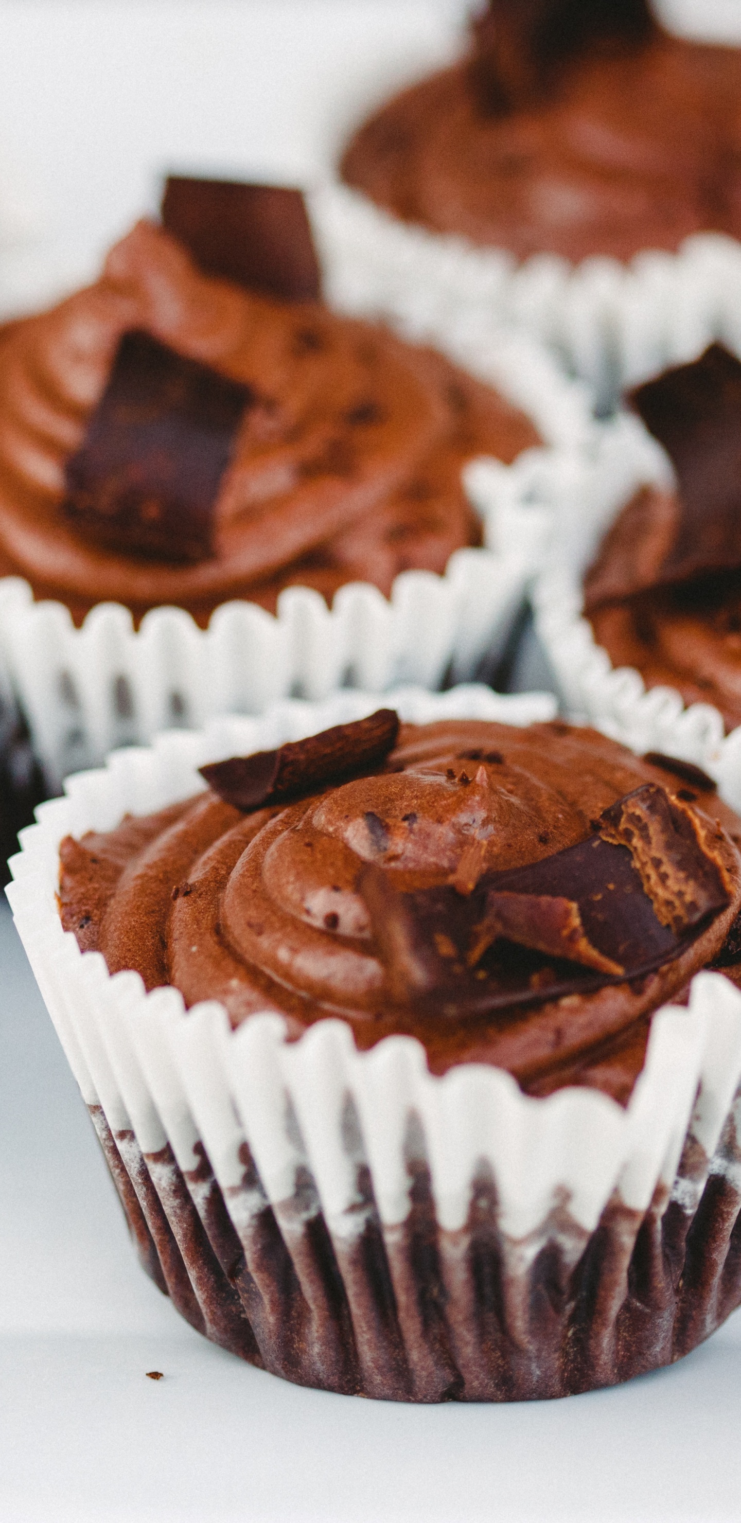 Cupcakes Con Chocolate y Crema Sobre Placa de Cerámica Blanca. Wallpaper in 1440x2960 Resolution
