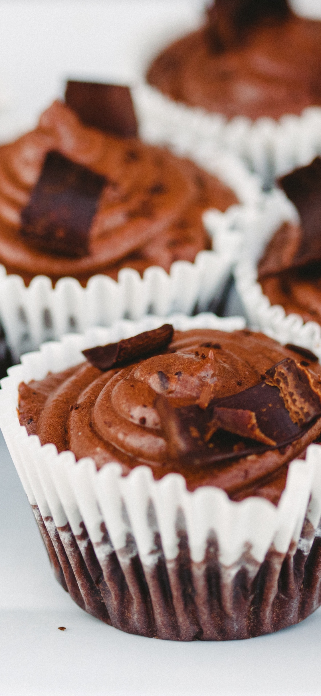 Cupcakes au Chocolat et Crème Sur Plaque en Céramique Blanche. Wallpaper in 1125x2436 Resolution