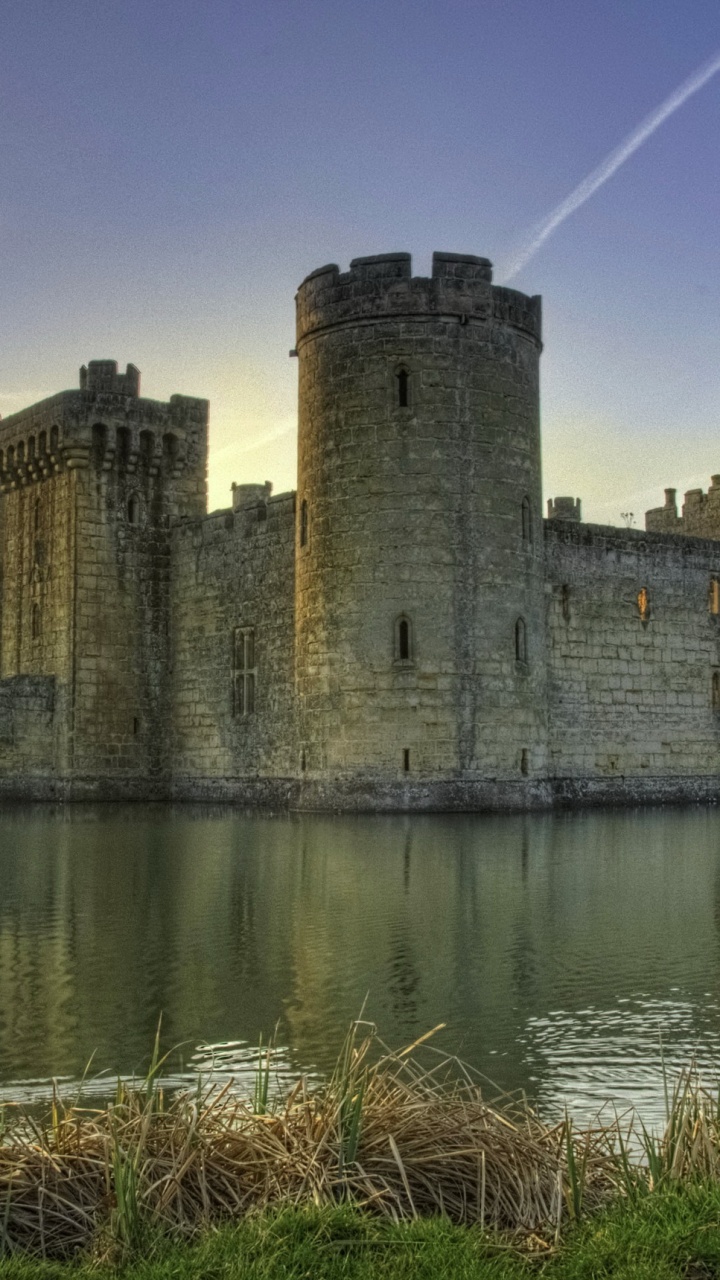 Château en Béton Brun Sur L'eau Pendant la Journée. Wallpaper in 720x1280 Resolution