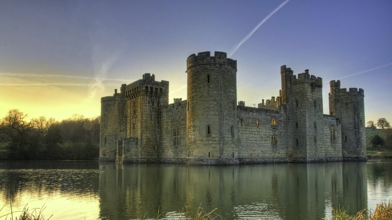 Brown Concrete Castle on Water During Daytime. Wallpaper in 1280x720 Resolution