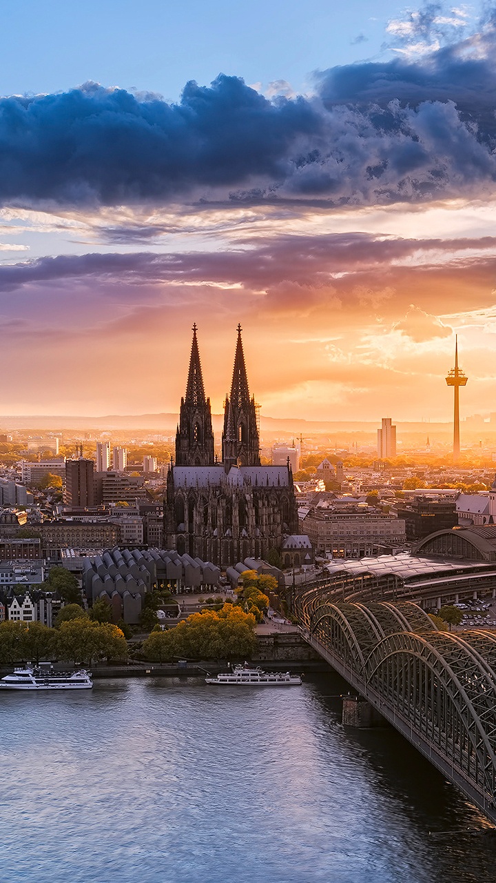 Skyline Der Stadt Unter Blau-weiß Bewölktem Himmel Tagsüber. Wallpaper in 720x1280 Resolution