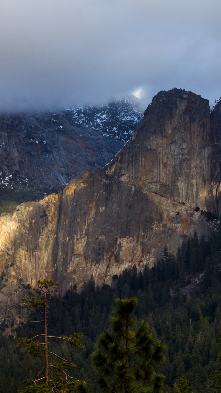 Grüne Bäume in Der Nähe Des Braunen Berges Unter Weißen Wolken Tagsüber. Wallpaper in 720x1280 Resolution