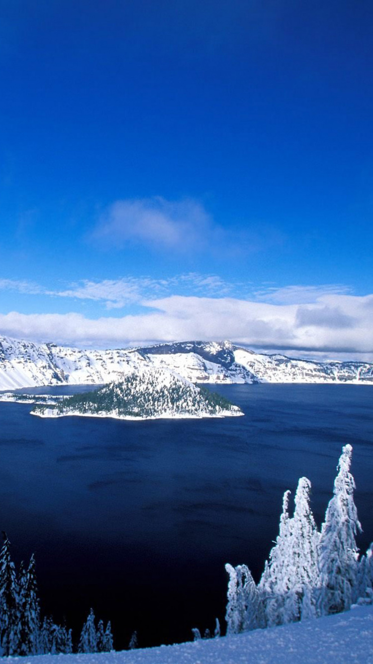 Montagne Couverte de Neige Près D'un Plan D'eau Pendant la Journée. Wallpaper in 750x1334 Resolution