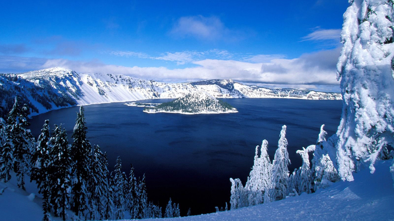 Schneebedeckter Berg in Der Nähe Von Gewässern Tagsüber. Wallpaper in 1280x720 Resolution