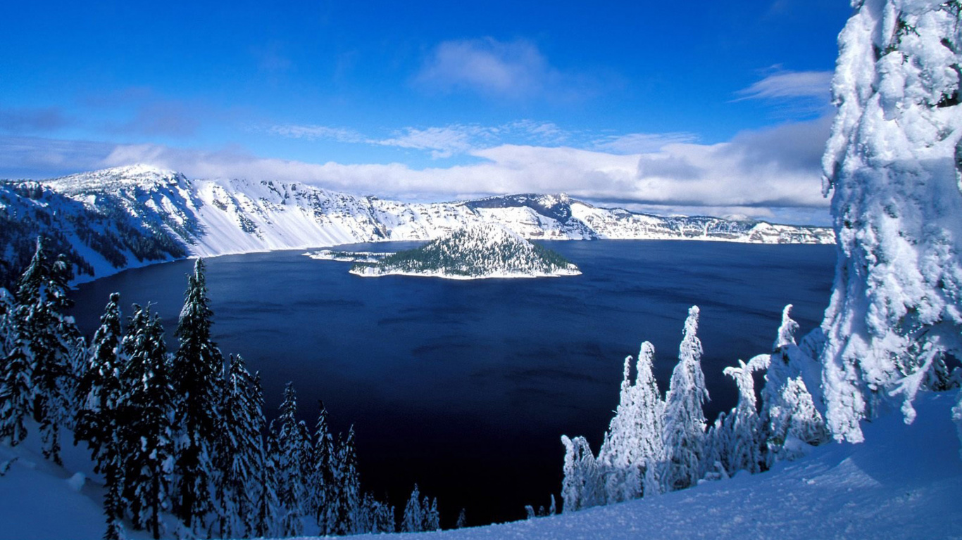 Snow Covered Mountain Near Body of Water During Daytime. Wallpaper in 1366x768 Resolution