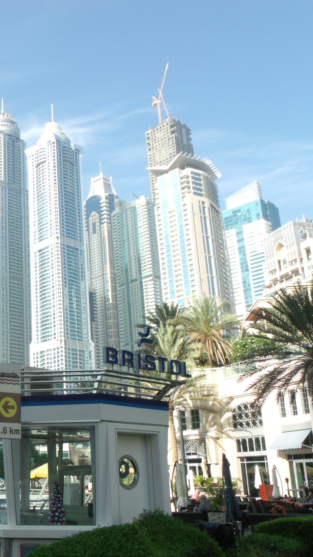 Menschen, Die Tagsüber in Der Nähe Von Hochhäusern Auf Der Straße Gehen. Wallpaper in 1080x1920 Resolution