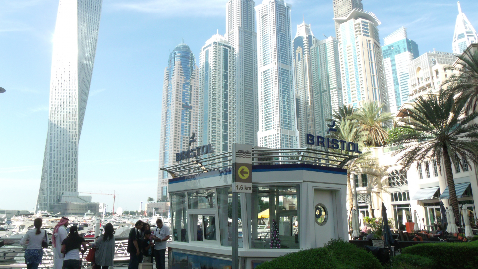 Menschen, Die Tagsüber in Der Nähe Von Hochhäusern Auf Der Straße Gehen. Wallpaper in 1920x1080 Resolution