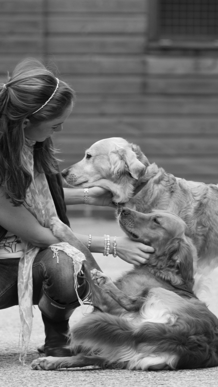 Frau in Schwarzem Tanktop Und Schwarzer Hose Sitzt Neben Golden Retriever. Wallpaper in 750x1334 Resolution