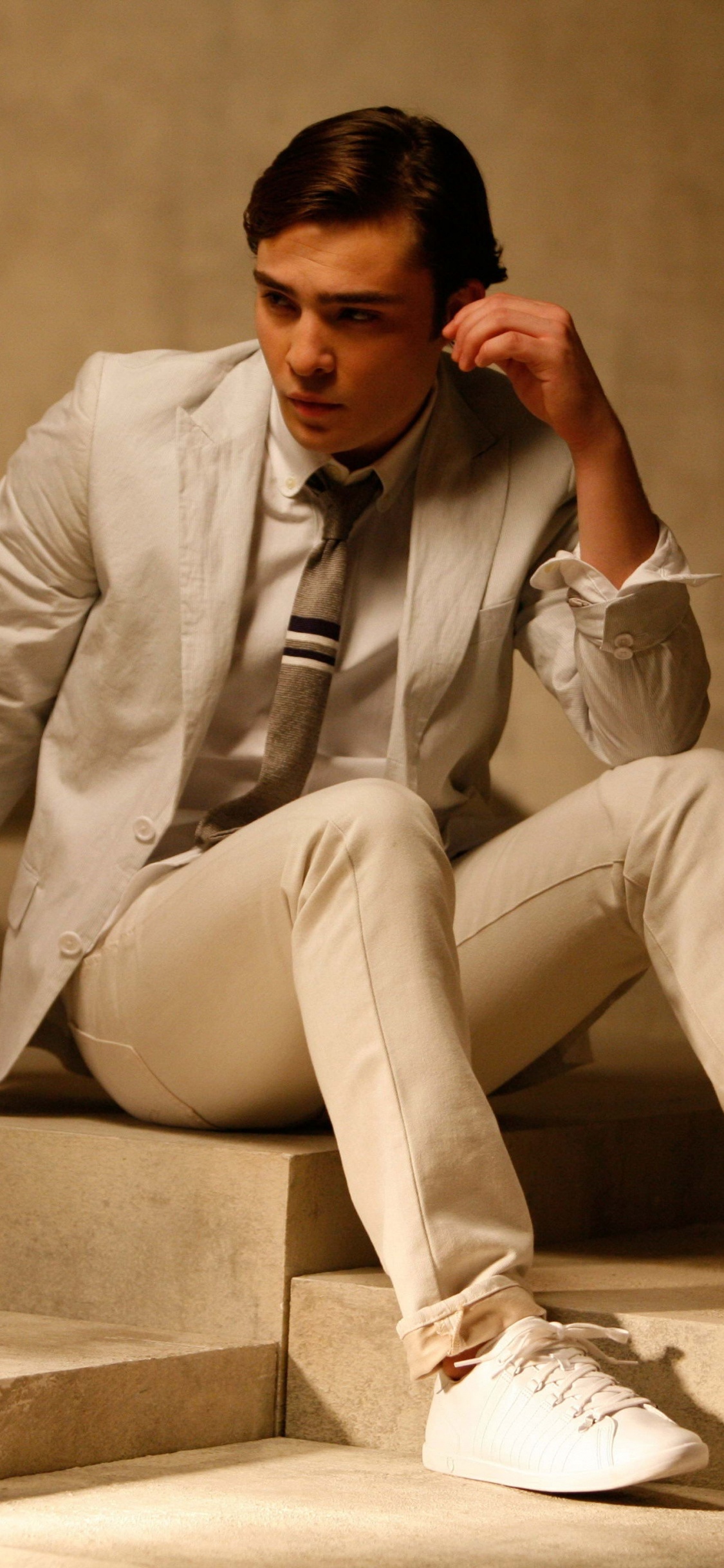 Ed Westwick, Gossip Girl, Chuck Bass, Sitzecke, Schauspieler. Wallpaper in 1125x2436 Resolution