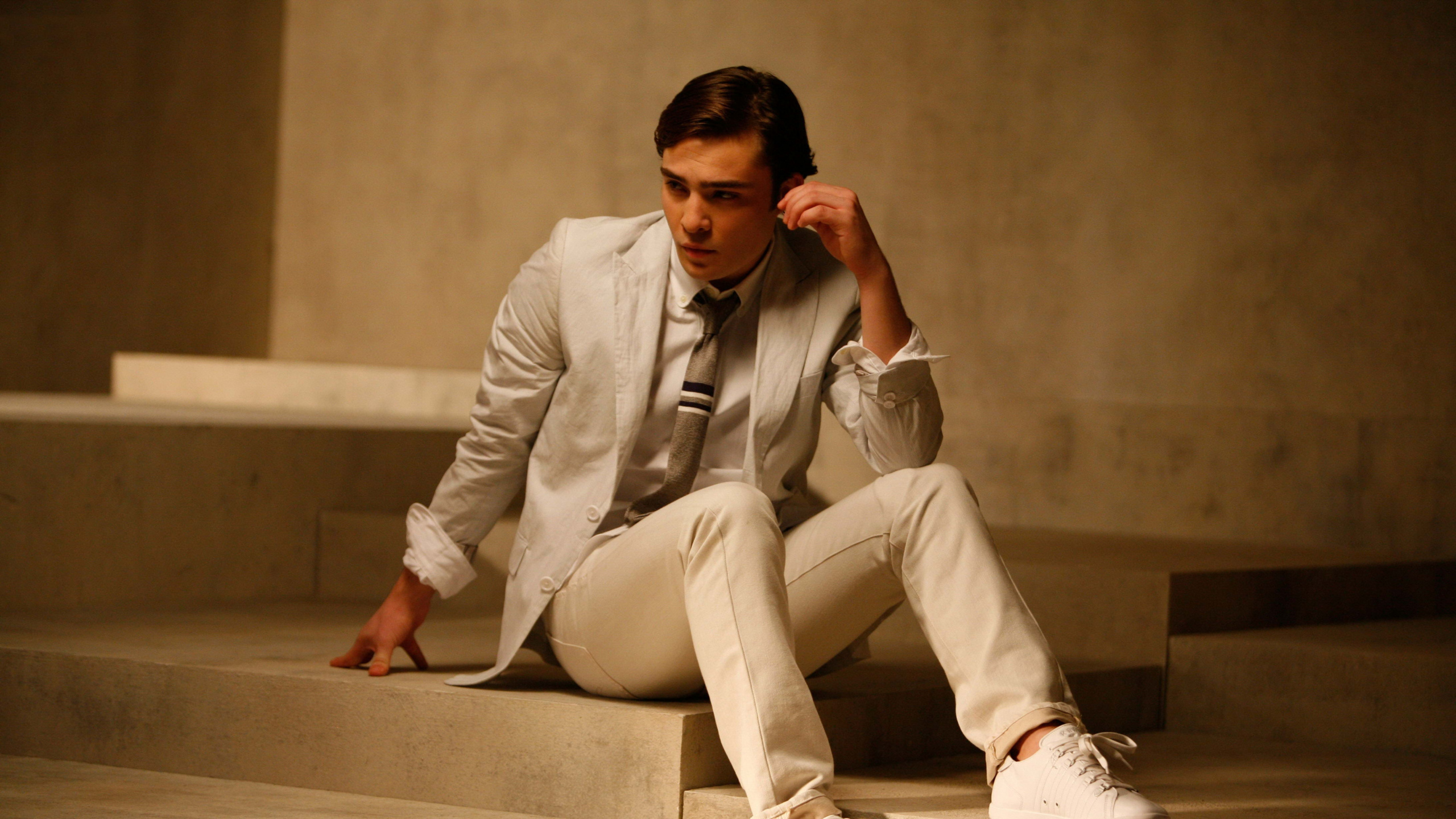 Ed Westwick, Gossip Girl, Chuck Bass, Zapato, Sesión. Wallpaper in 2560x1440 Resolution