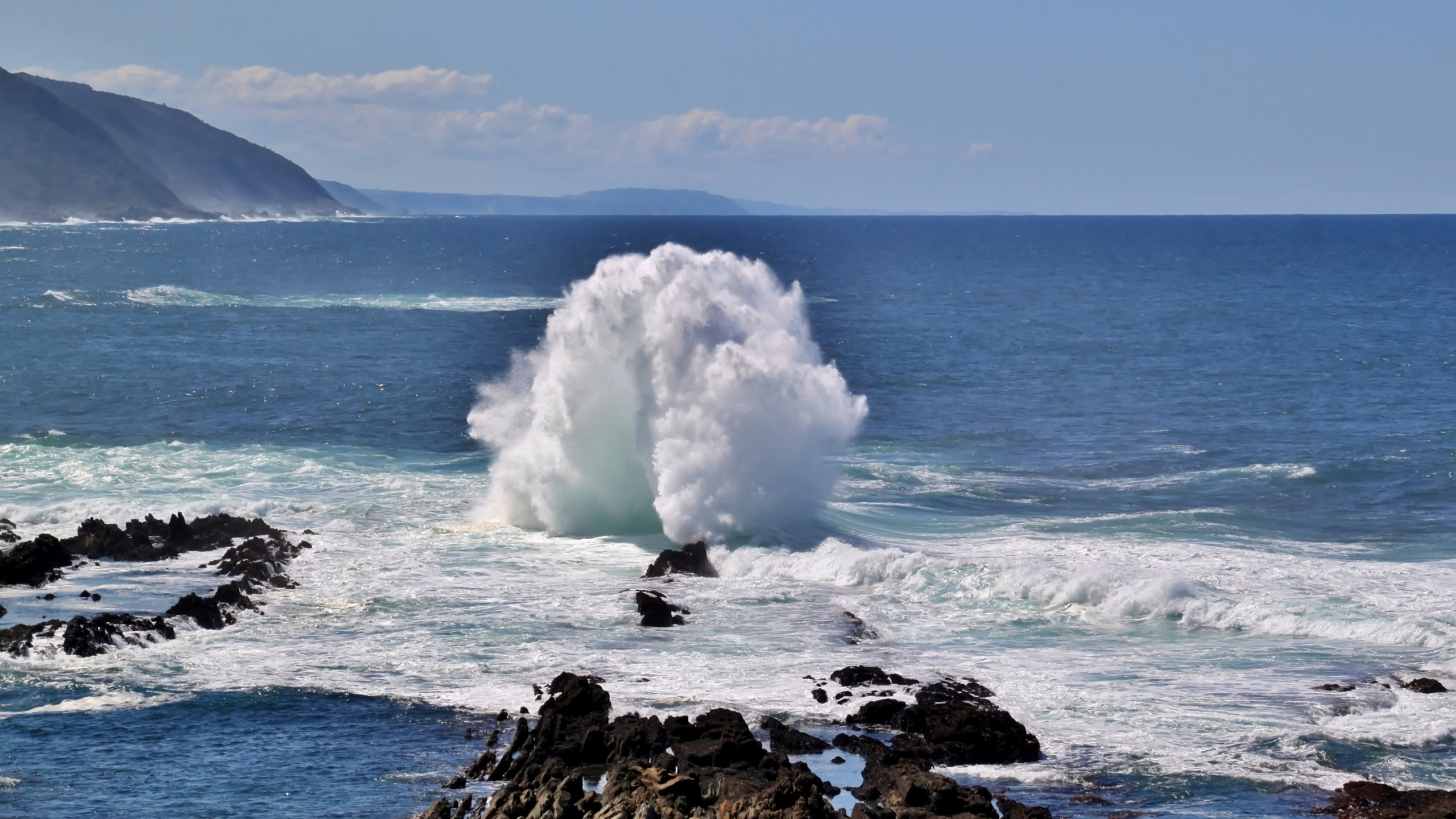 White Sea Waves Crashing on Black Rock Formation Under Blue Sky During Daytime. Wallpaper in 2560x1440 Resolution