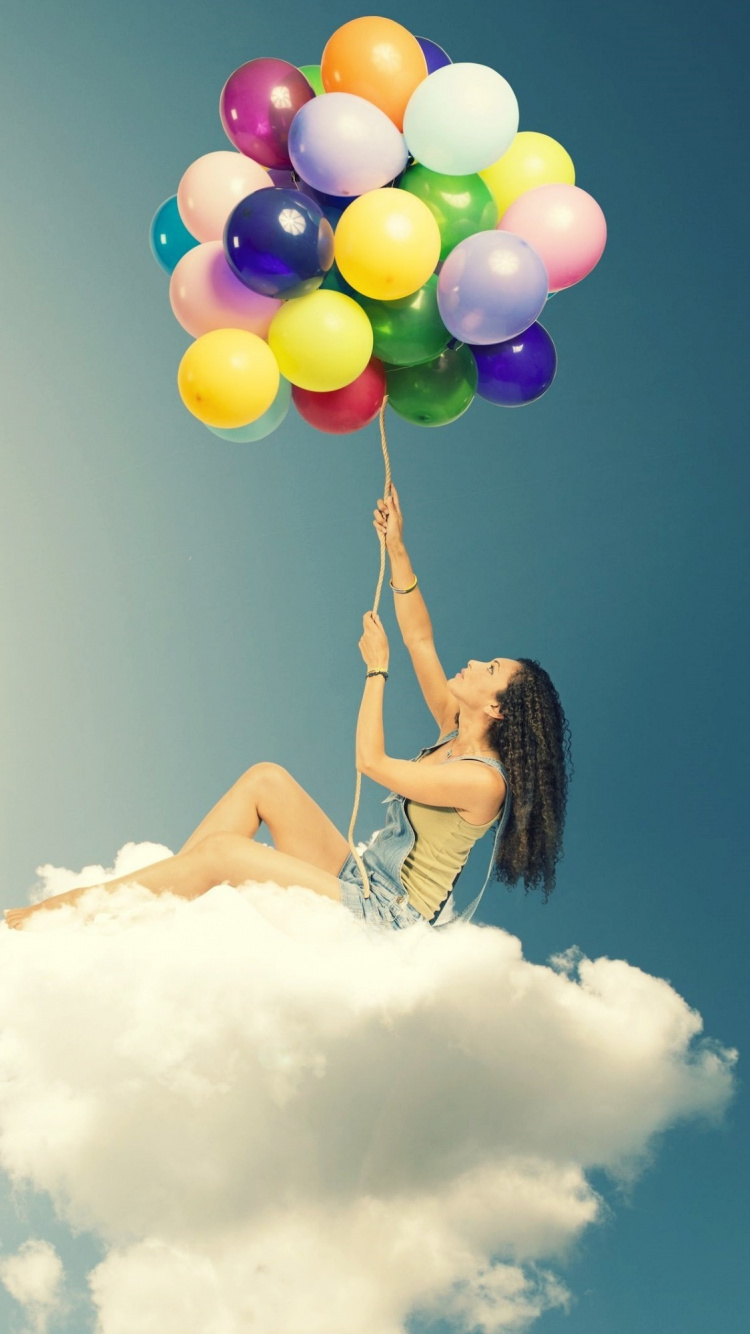 Femme en Robe Blanche Tenant Des Ballons. Wallpaper in 750x1334 Resolution