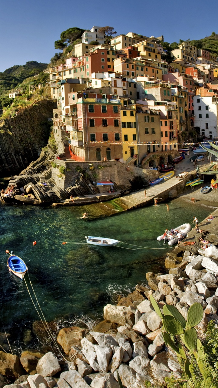 Braunes Betongebäude Neben Gewässer Tagsüber During. Wallpaper in 720x1280 Resolution