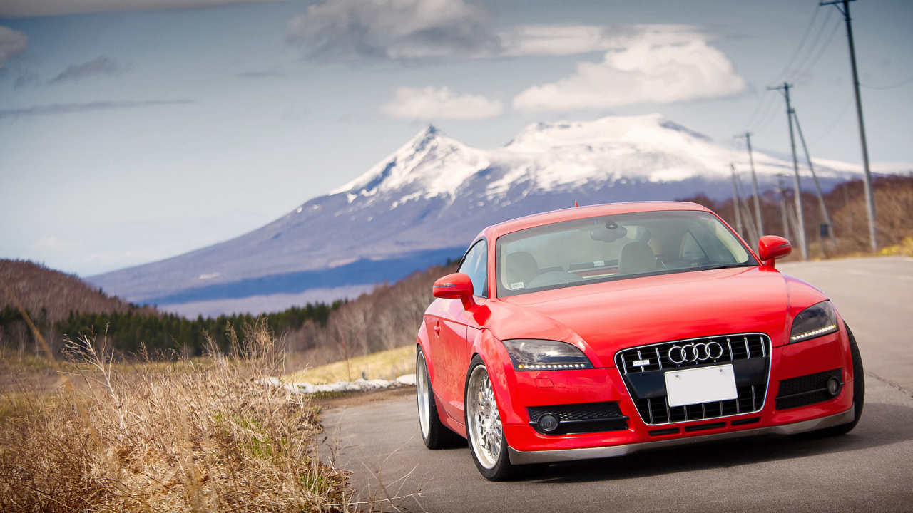 Roter Audi r 8 Auf Unbefestigter Straße in Der Nähe Von Berg Tagsüber. Wallpaper in 1280x720 Resolution