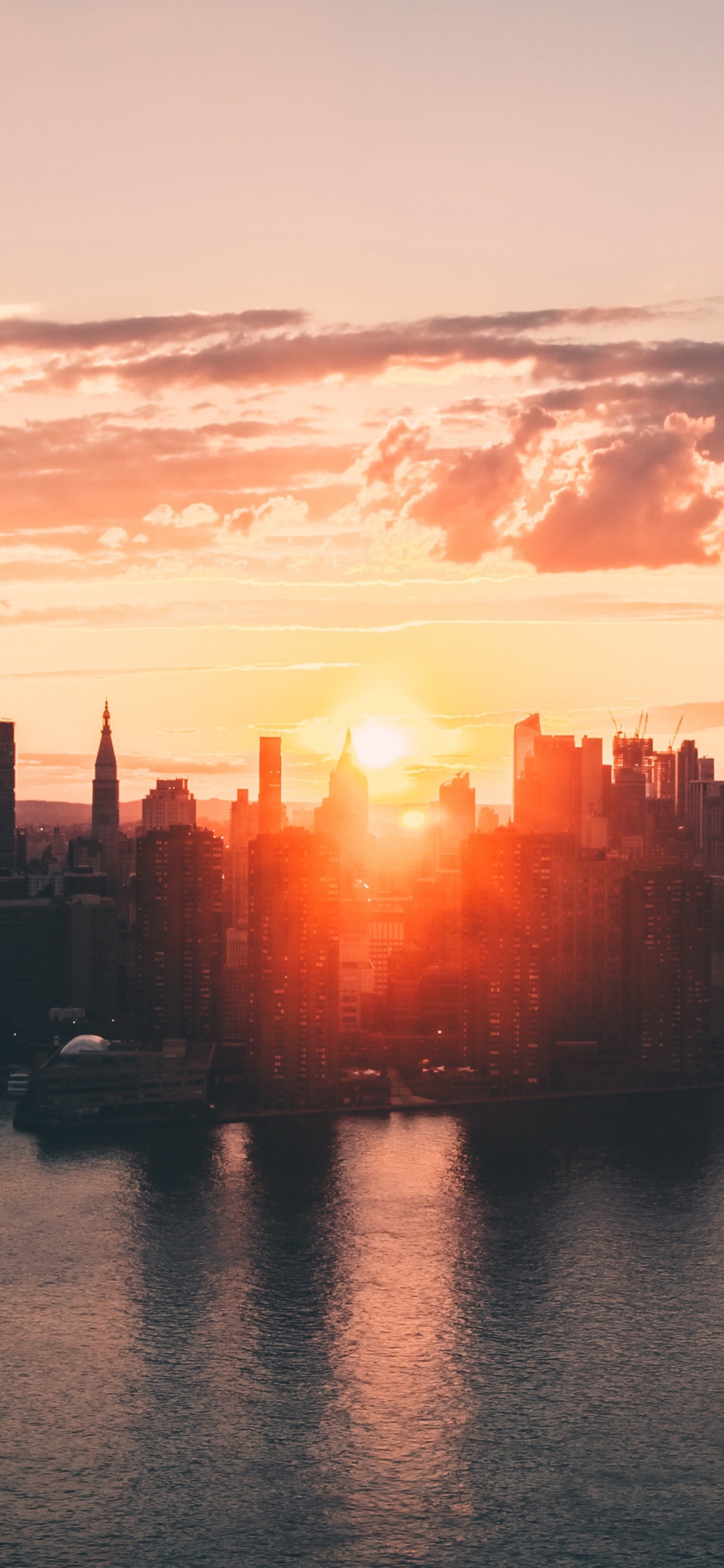 WNYC-Senderpark, Silhouette, Wasser, Cloud, Gebäude. Wallpaper in 1125x2436 Resolution