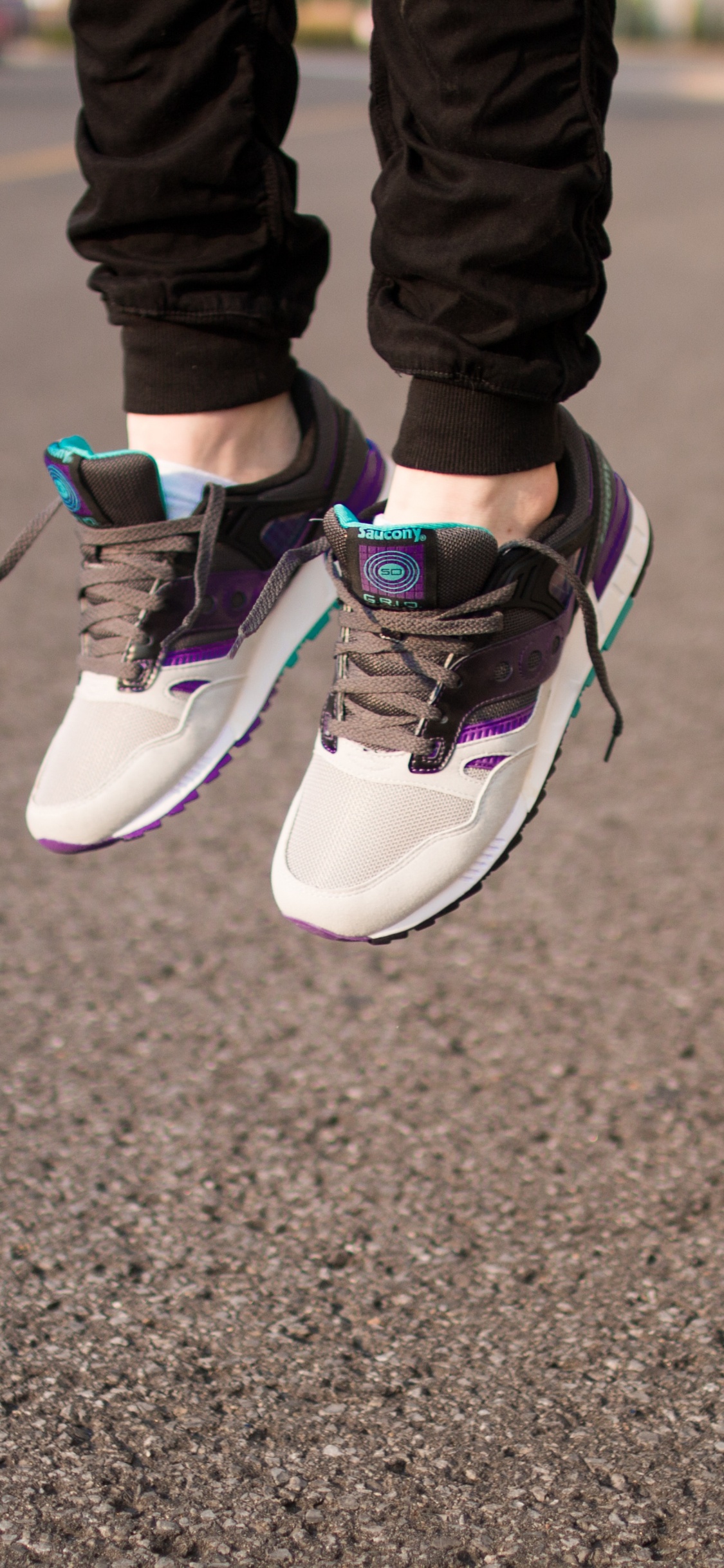 Personne en Pantalon Noir et Baskets Nike Bleu et Blanc. Wallpaper in 1125x2436 Resolution