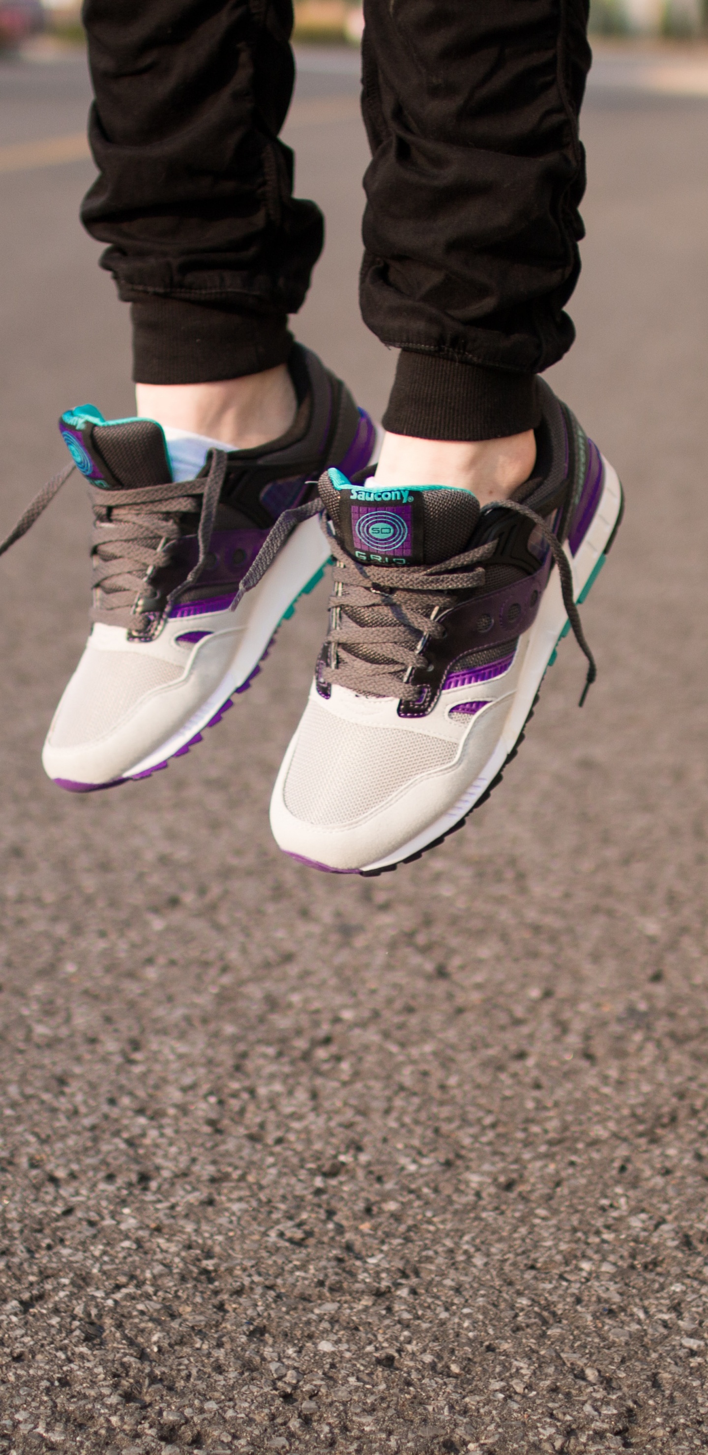 Personne en Pantalon Noir et Baskets Nike Bleu et Blanc. Wallpaper in 1440x2960 Resolution