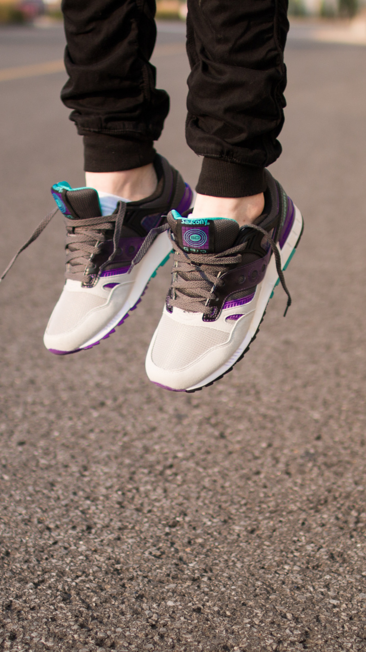 Personne en Pantalon Noir et Baskets Nike Bleu et Blanc. Wallpaper in 750x1334 Resolution