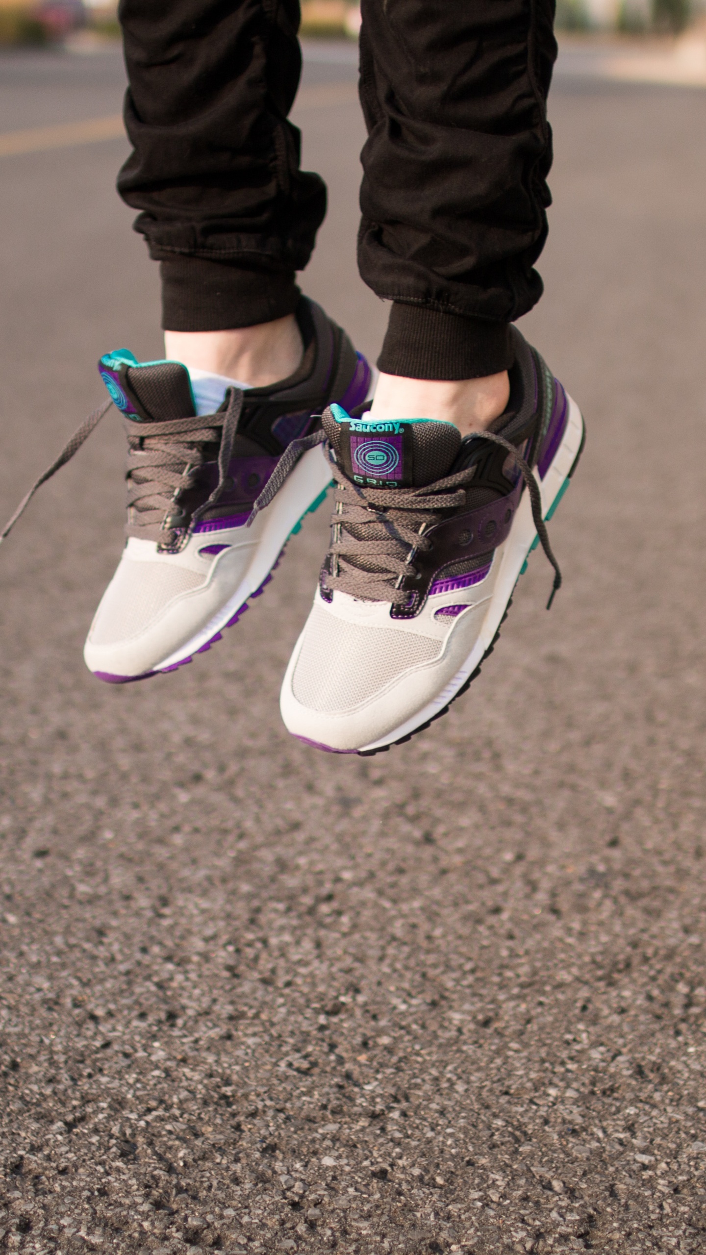 Persona en Pantalones Negros y Zapatillas Nike Azules y Blancas. Wallpaper in 1440x2560 Resolution