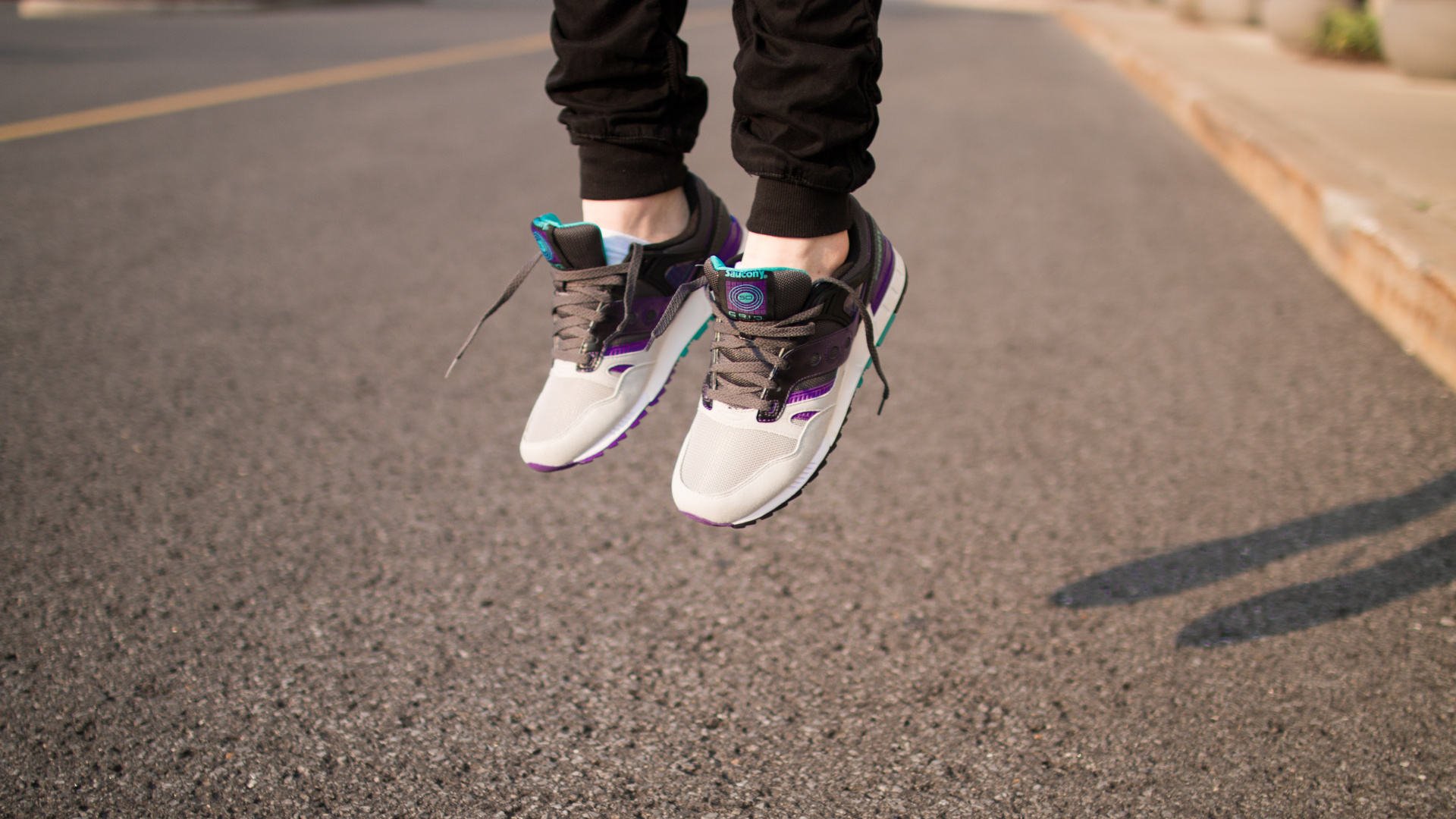 Persona en Pantalones Negros y Zapatillas Nike Azules y Blancas. Wallpaper in 1920x1080 Resolution