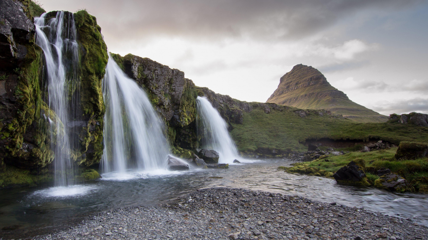 Cascadas Cerca de la Montaña Verde y Marrón Bajo Nubes Blancas Durante el Día. Wallpaper in 1366x768 Resolution