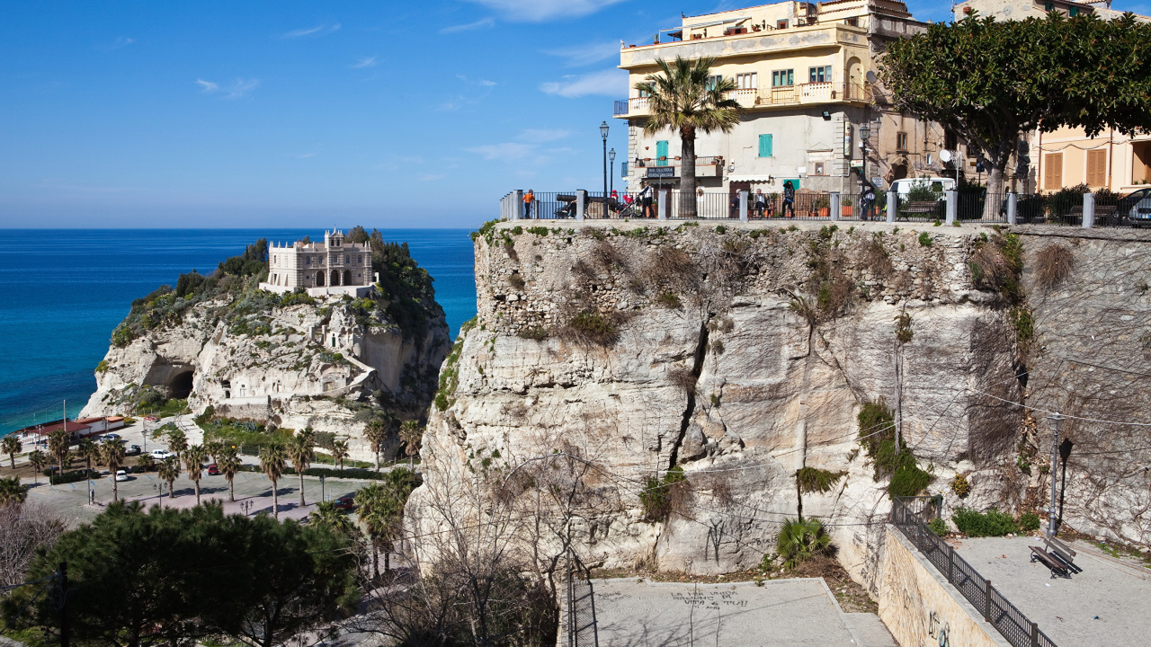 Bâtiment en Béton Blanc au Sommet de la Montagne Rocheuse Brune Sous Ciel Bleu Pendant la Journée. Wallpaper in 1280x720 Resolution
