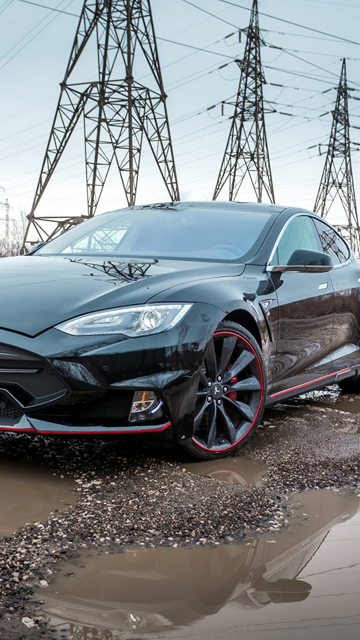 Mercedes Benz Coupé Noir Sur le Sable Brun Pendant la Journée. Wallpaper in 720x1280 Resolution