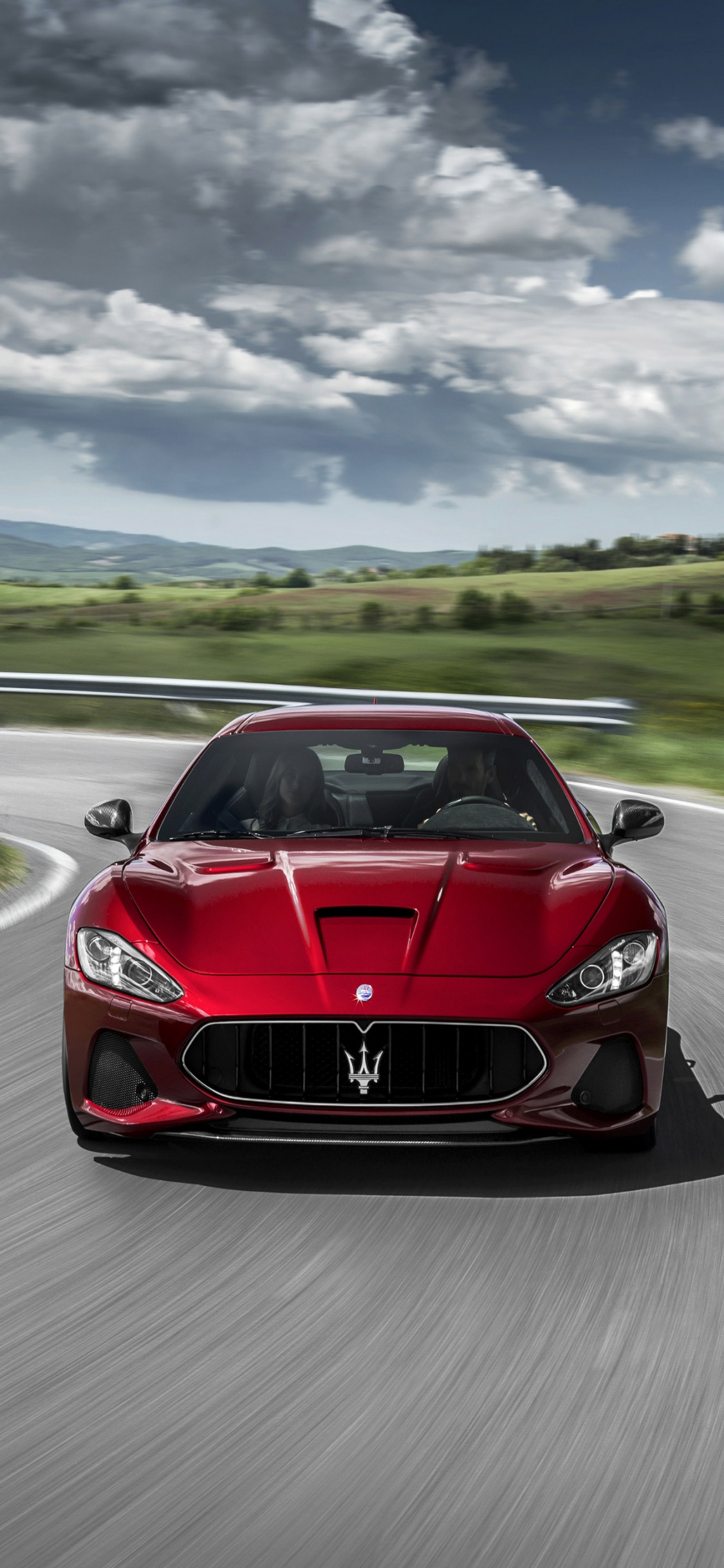 Ferrari 458 Italia Rojo en la Carretera Durante el Día. Wallpaper in 1125x2436 Resolution
