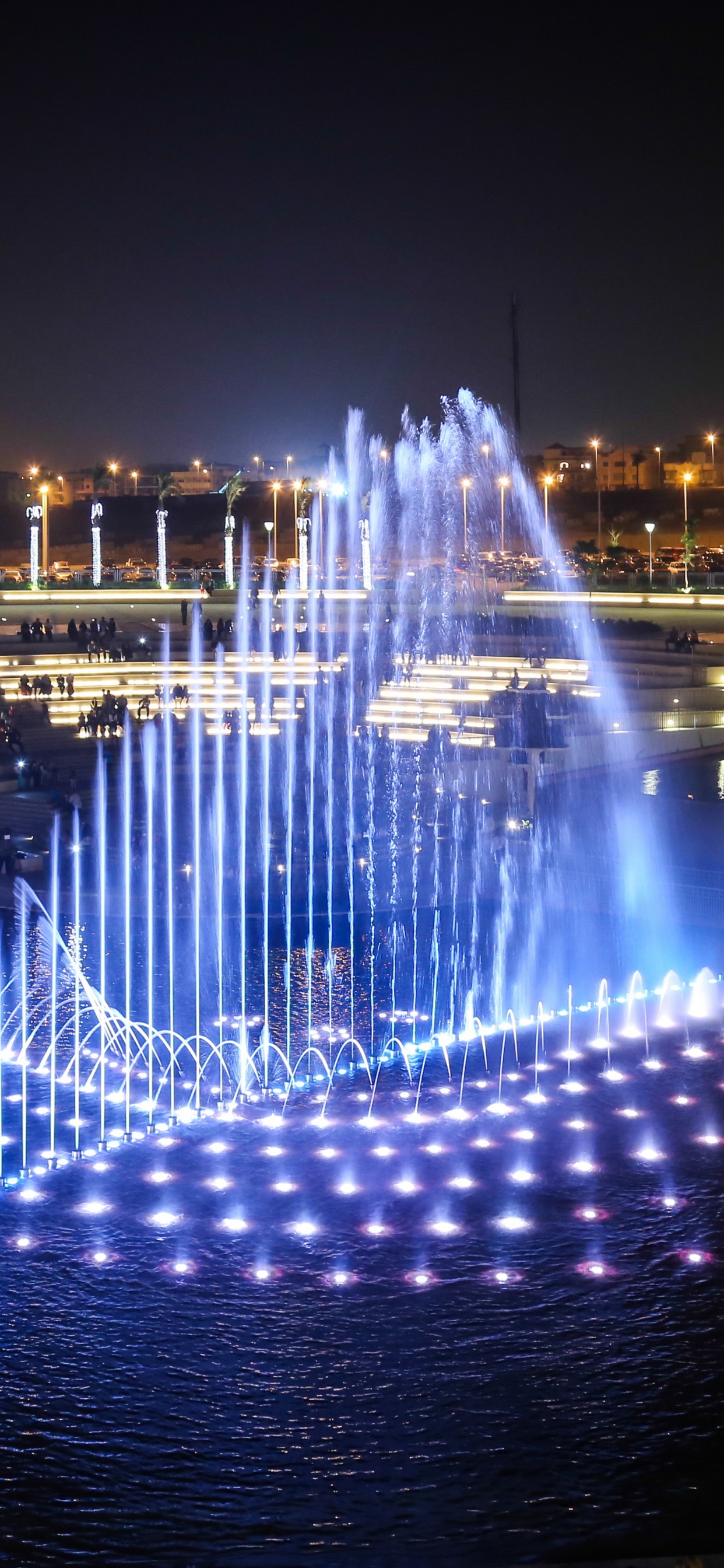 Fontaine D'eau Dans la Ville Pendant la Nuit. Wallpaper in 1242x2688 Resolution