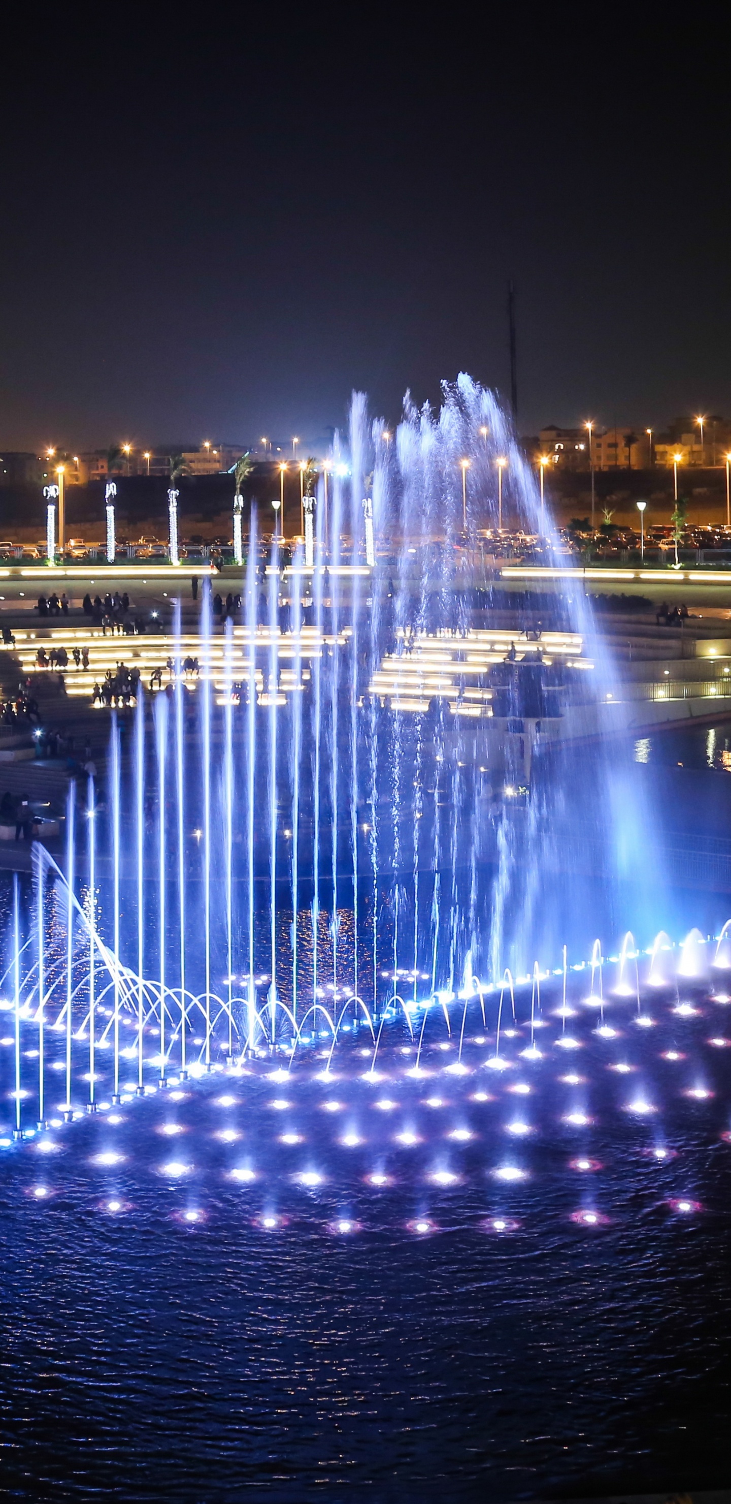 Fontaine D'eau Dans la Ville Pendant la Nuit. Wallpaper in 1440x2960 Resolution
