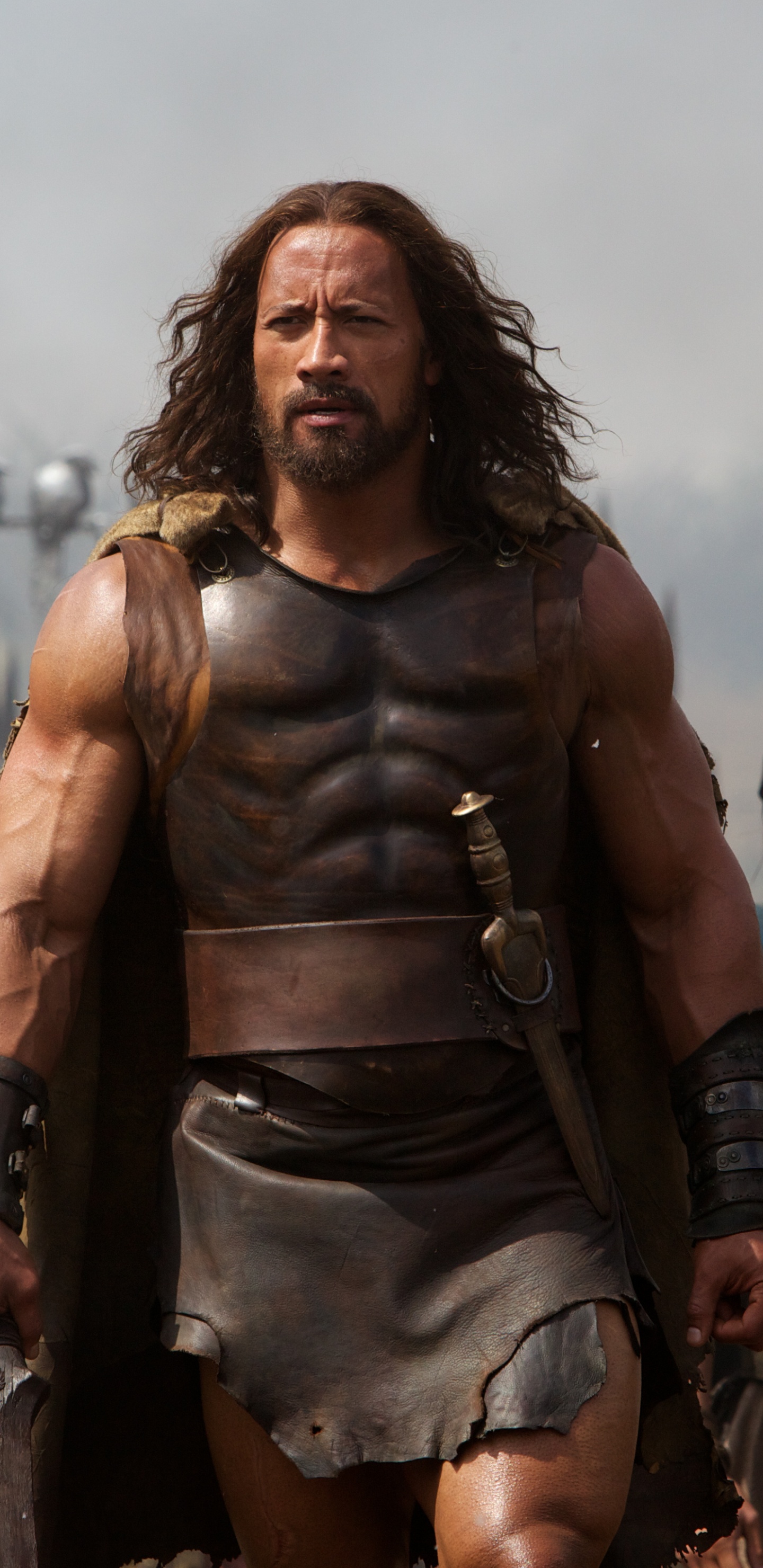 Frau in Brauner Lederjacke Steht Auf Feld. Wallpaper in 1440x2960 Resolution