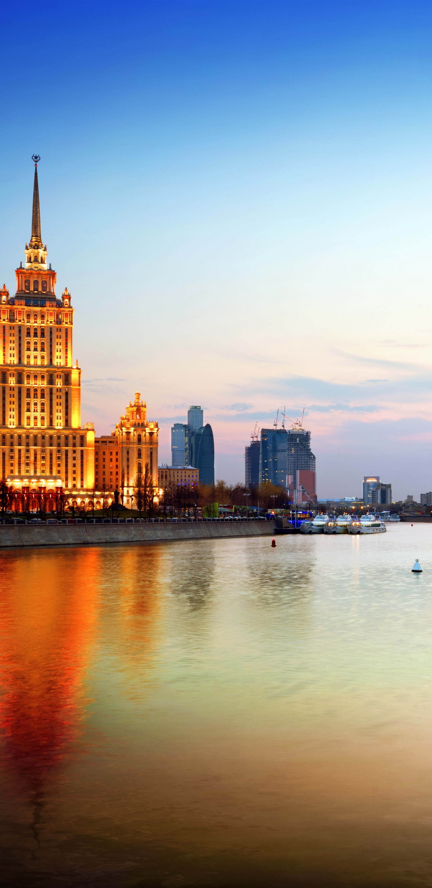 Horizonte de la Ciudad a Través Del Cuerpo de Agua Durante el Día.. Wallpaper in 1440x2960 Resolution