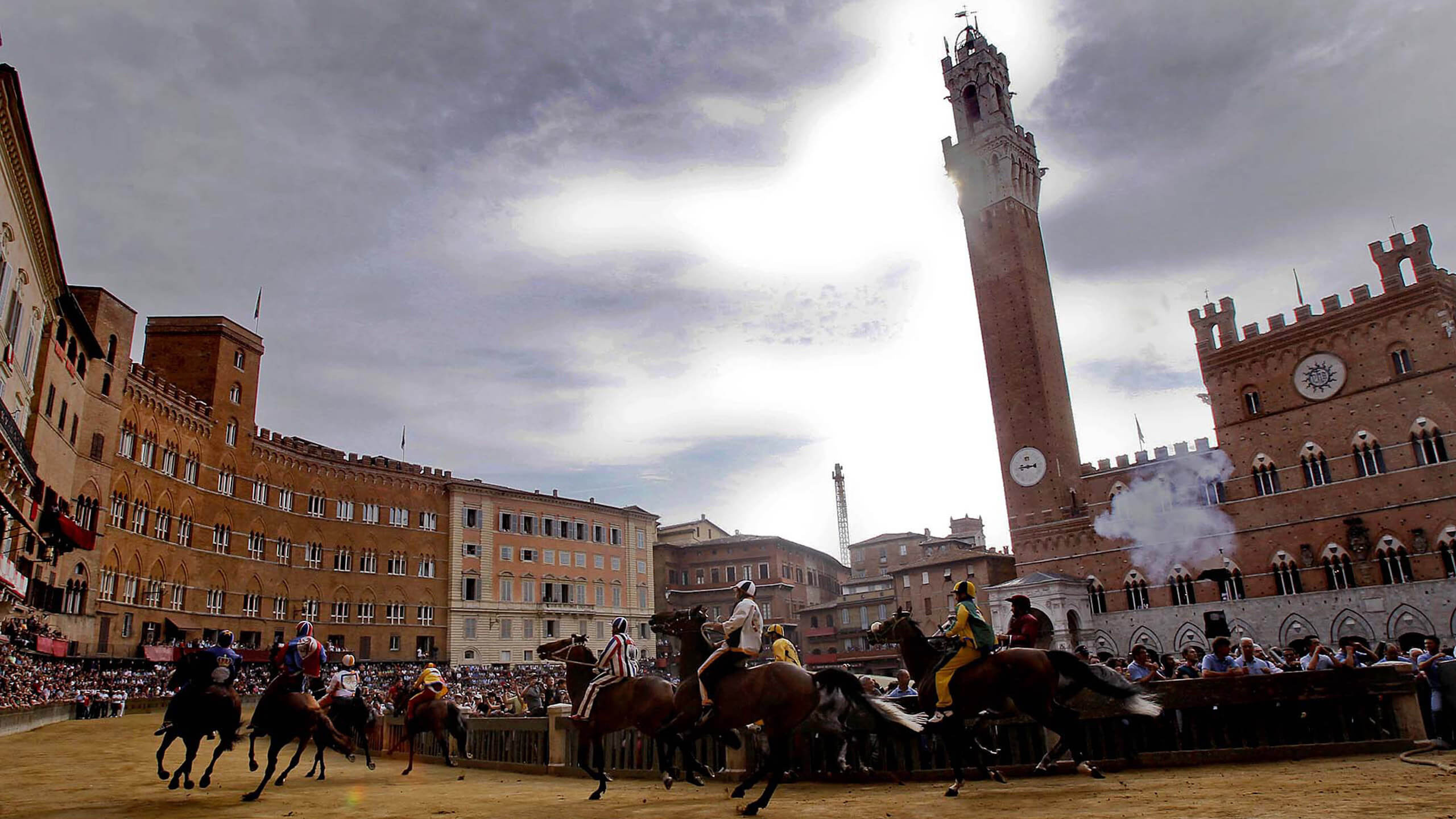 Personnes Marchant Dans la Rue Près D'un Bâtiment en Béton Brun Pendant la Journée. Wallpaper in 2560x1440 Resolution