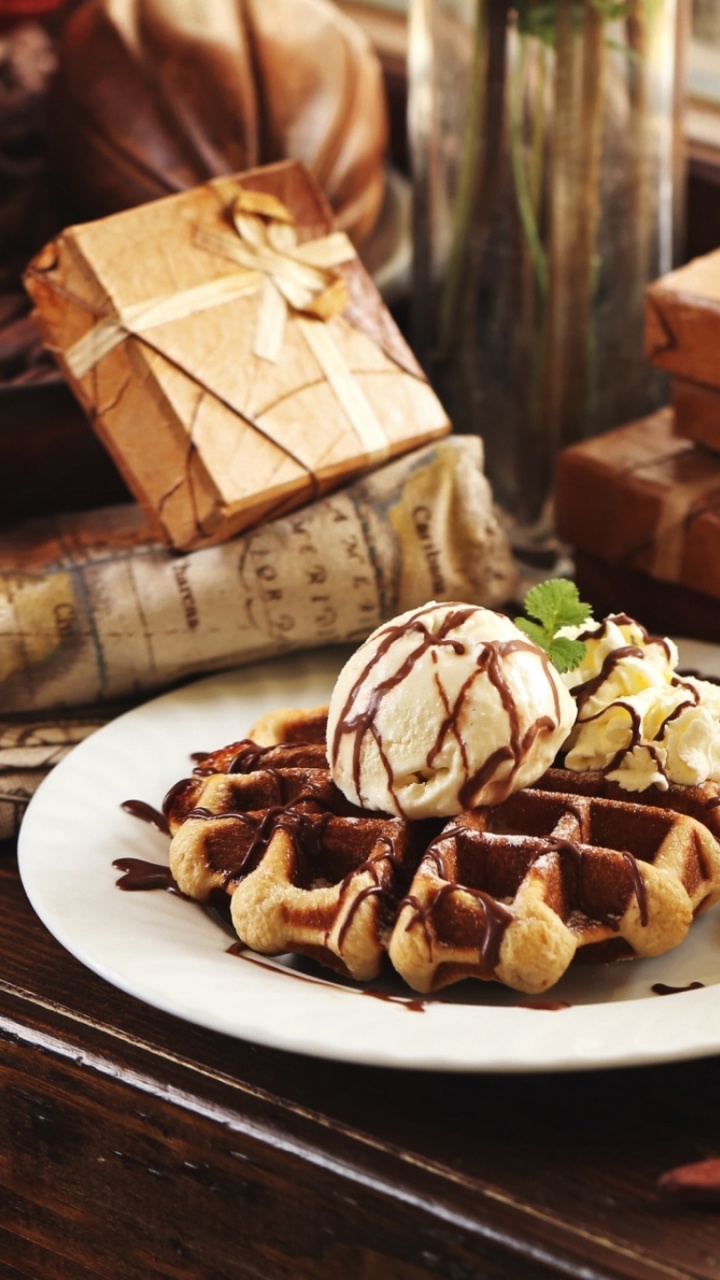 Schwarzbrot Auf Weißem Keramikteller. Wallpaper in 720x1280 Resolution