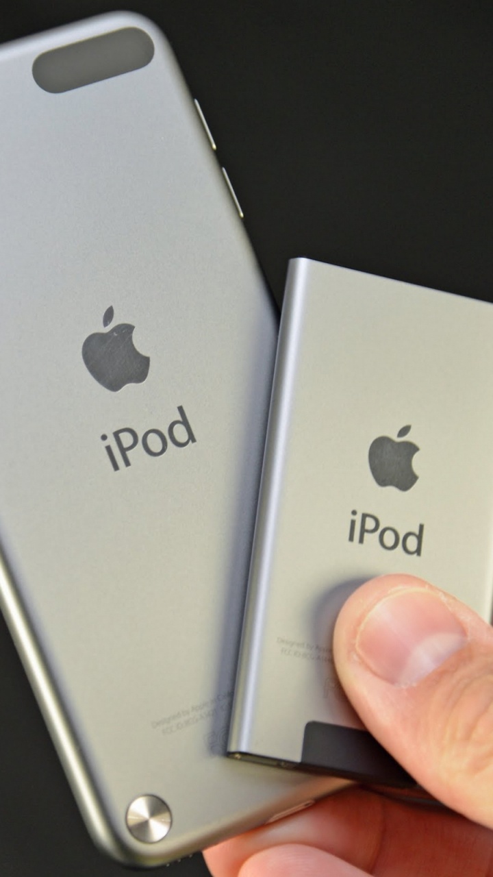 Ipod Touch Argent Sur Surface Noire. Wallpaper in 720x1280 Resolution
