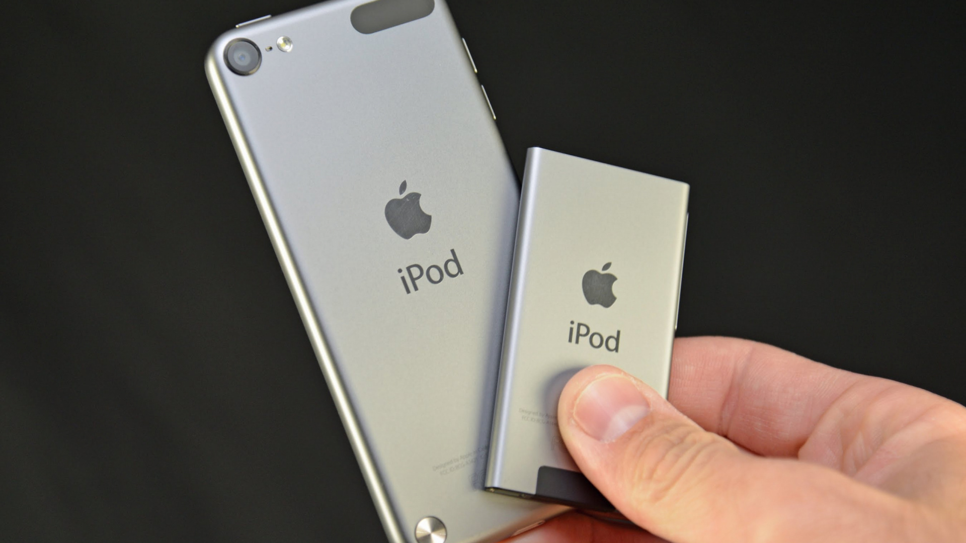 IPod Touch Plateado Sobre Superficie Negra. Wallpaper in 1920x1080 Resolution