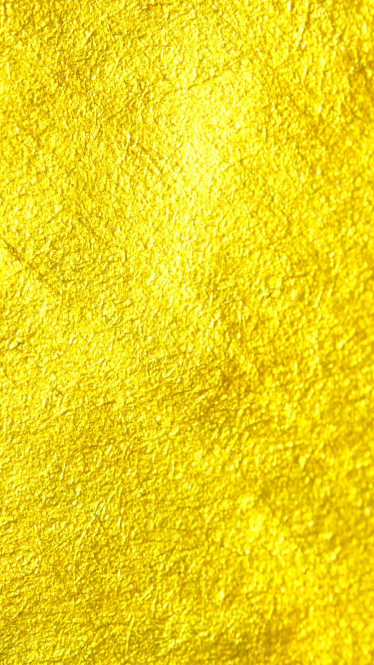 Textile Jaune Sur Table en Bois Marron. Wallpaper in 750x1334 Resolution