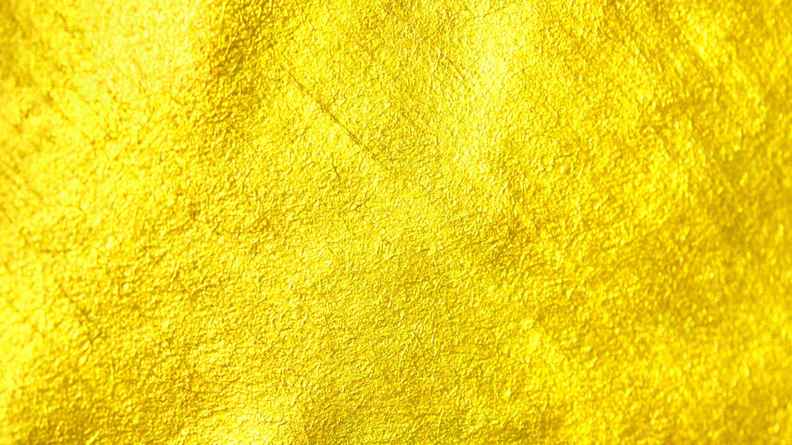 Textil Amarillo Sobre Mesa de Madera Marrón. Wallpaper in 2560x1440 Resolution